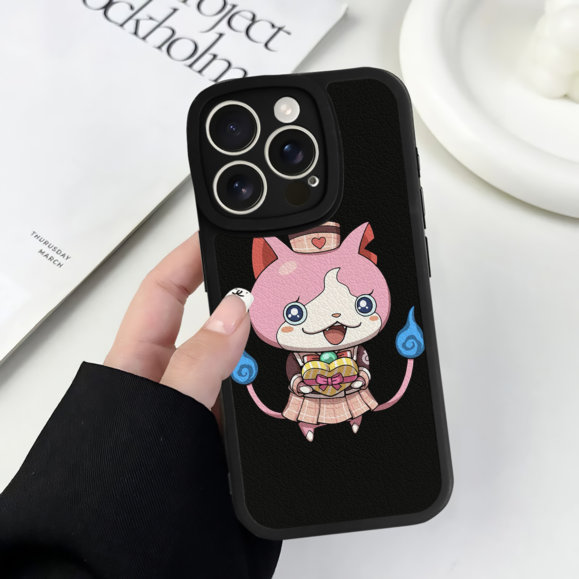 （画像用） 妖怪ウォッチ Yo-kai Watch 【iPhone 16シリーズ対応】シリコンスマホケース（レザー調） 材質：シリコン